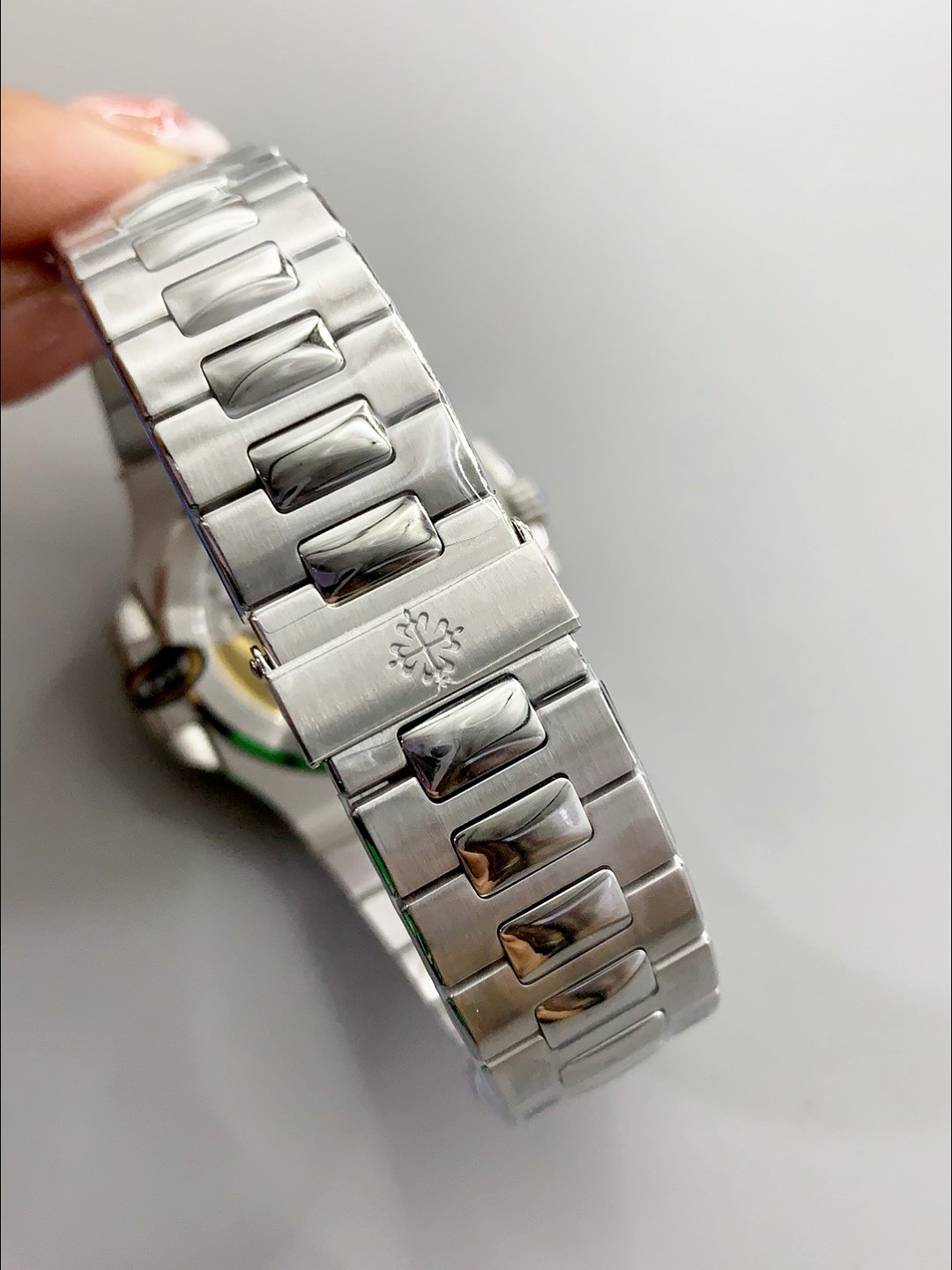 Patek Philippe Nautilus 5711 904L Steel 2023 Updated Mirror – Green Dial(1:1Super Clone) - Image 8