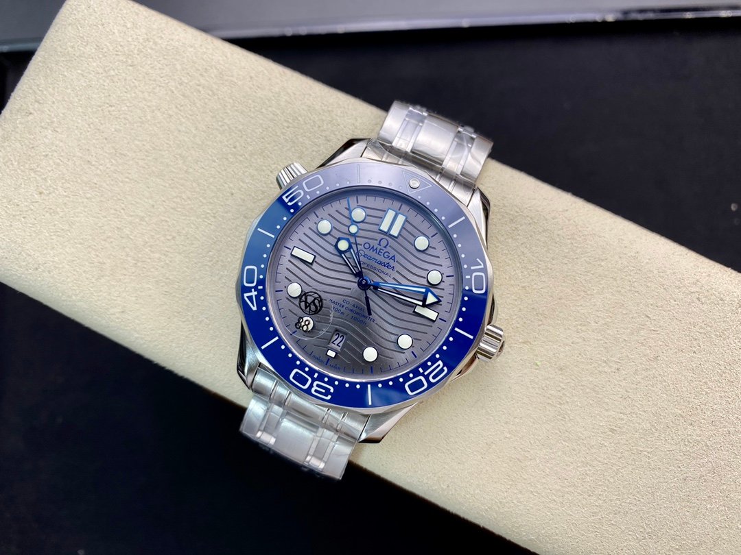 OMEGA Seamaster Diver 300M 42mm Silver Dial & Blue Bezel - Image 5