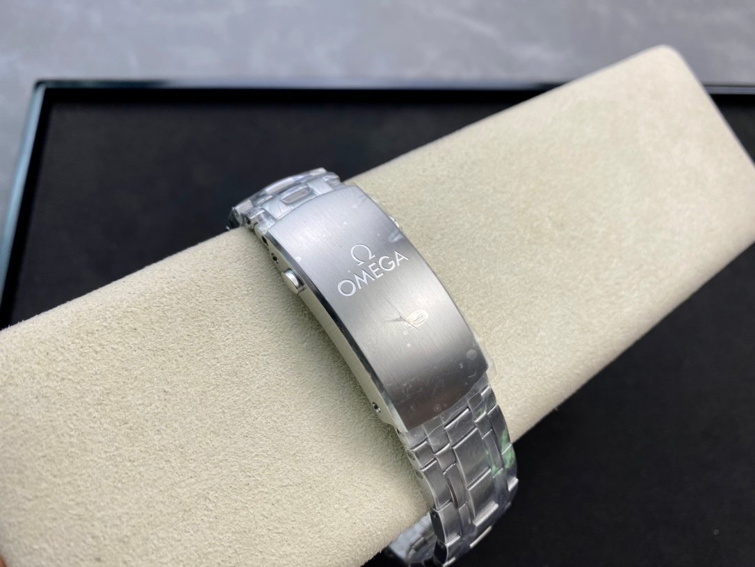 1:1 Superclone Omega Seamaster Diver 300M 42mm White Dial - Image 9