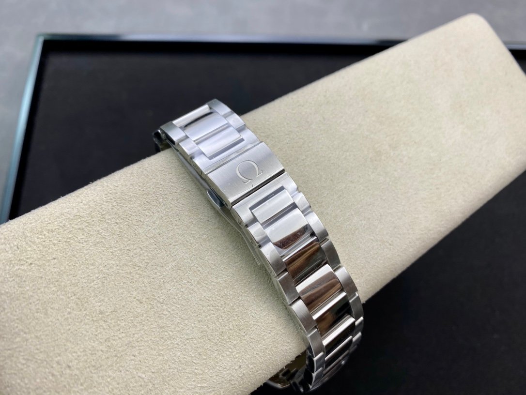 Omega Seamaster Aqua Terra 150M Co-Axial Master Chronometer - Image 9