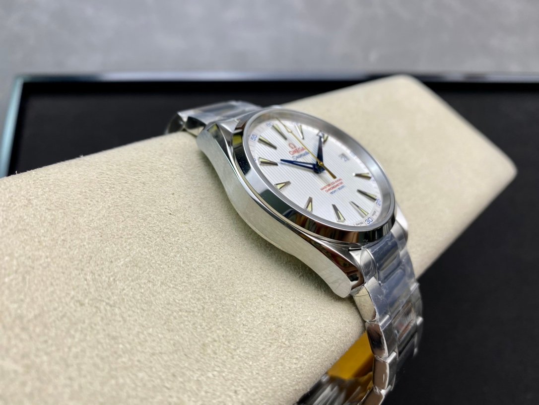 Omega Seamaster Aqua Terra 150M Co-Axial Master Chronometer - Image 6