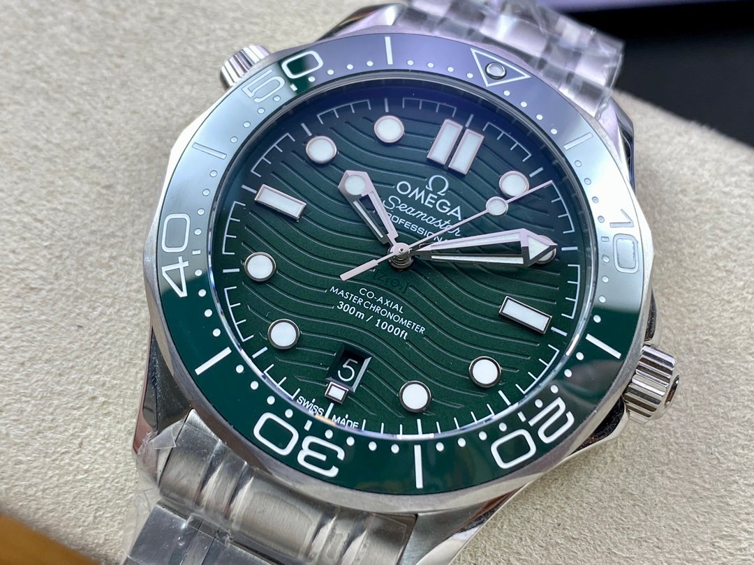 1:1 super clone OMEGA Seamaster Diver 300M 42mm Green Dial - Image 3