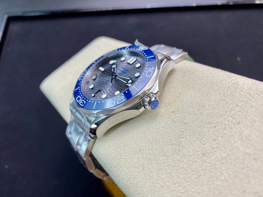 OMEGA Seamaster Diver 300M 42mm Silver Dial & Blue Bezel - Image 7
