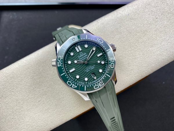 1:1 Superclone-OMEGA Seamaster Diver 300M 42mm (Green Dial Seamaster) - Image 4