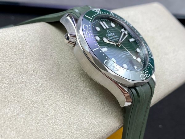 1:1 Superclone-OMEGA Seamaster Diver 300M 42mm (Green Dial Seamaster) - Image 5
