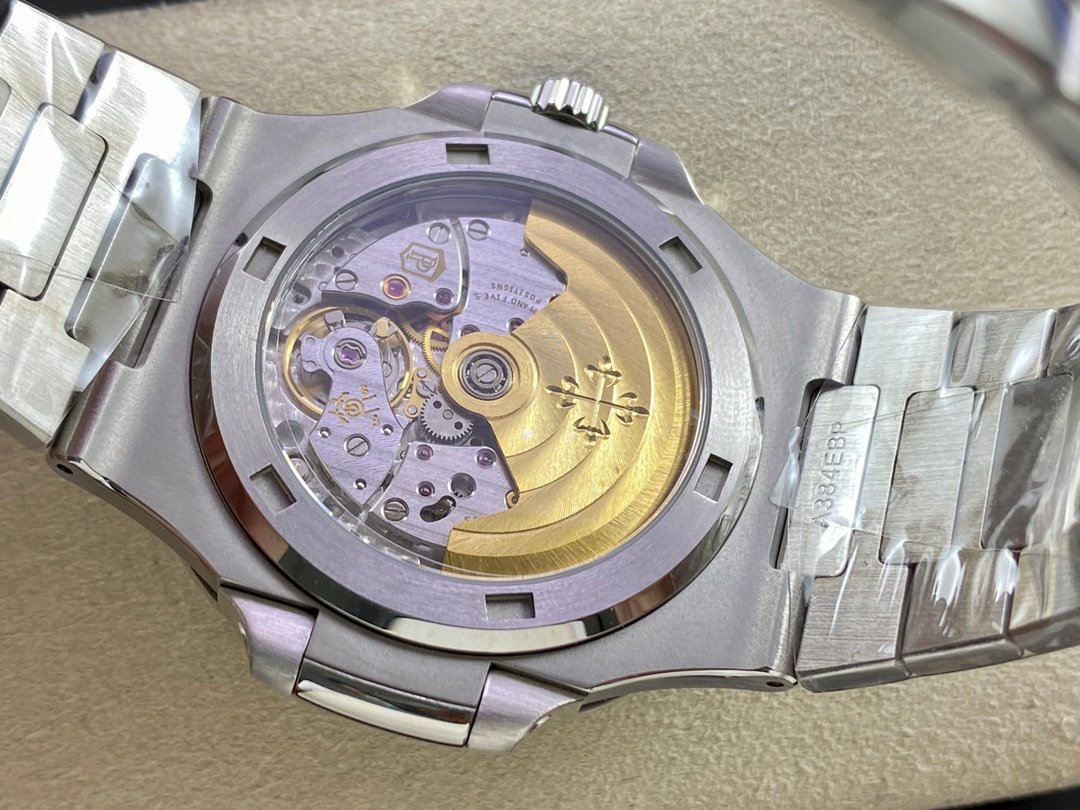 Patek Philippe Nautilus 5711 diamond-studded - Image 8