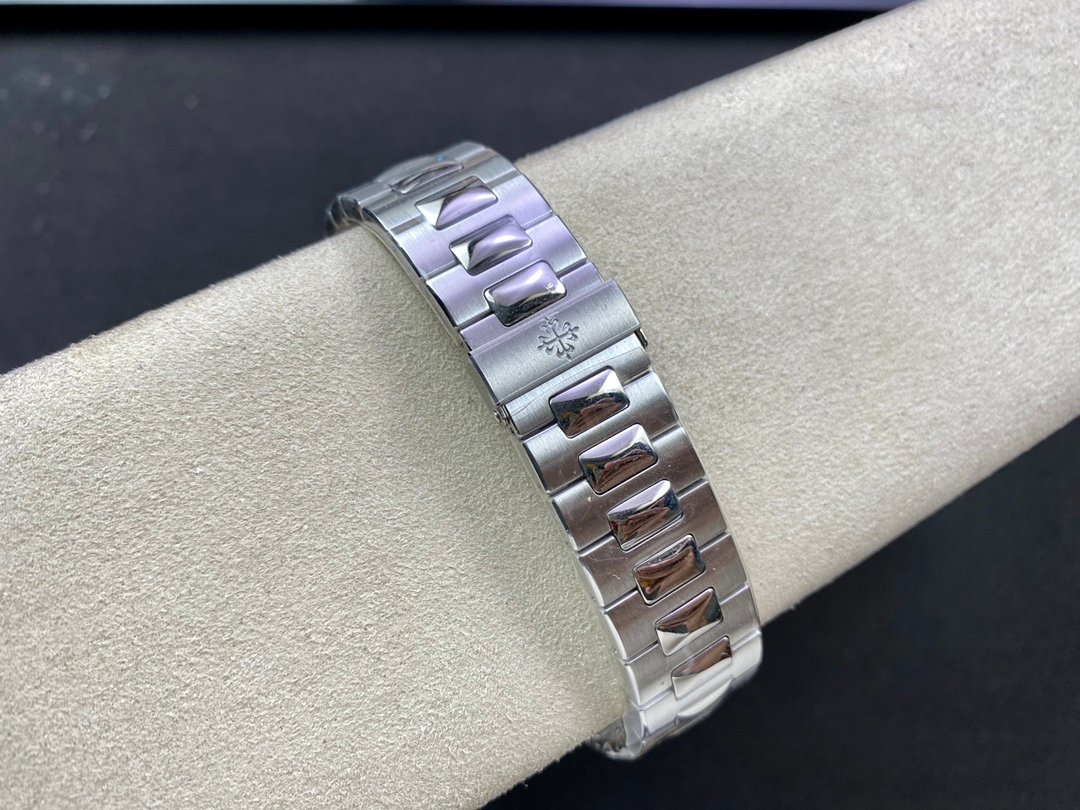 Patek Philippe Nautilus 5711 diamond-studded - Image 9